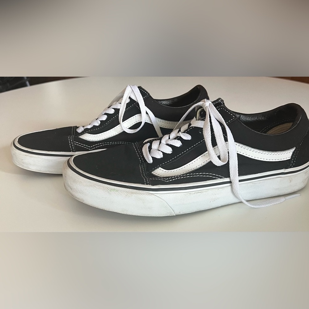 Like New! Vans Black and White Old Skool Sneakers casual OG skater‎ surfer 70s